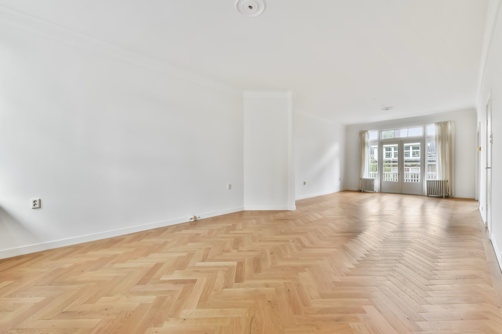 Parkett & Bodenbeläge bei DN Innenausbau — Fischgrät-Eichenparkett in hellem Wohnraum